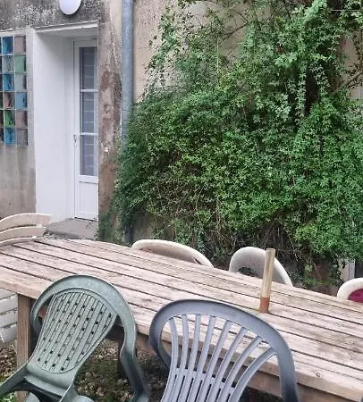 Le De La Fontaine Poyanne