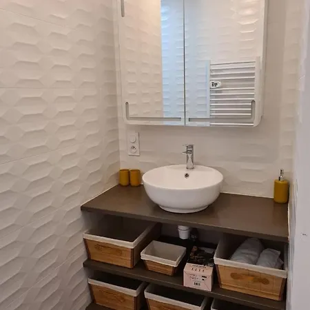Le De La Fontaine Apartment *