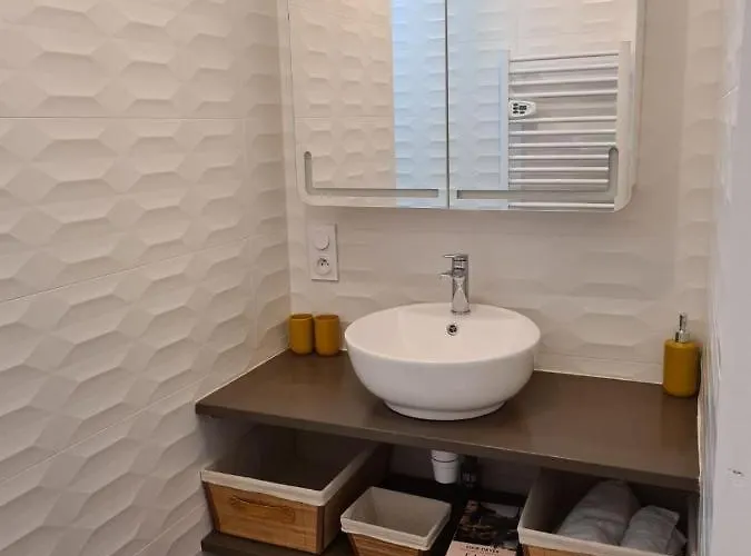 Le De La Fontaine Apartment *